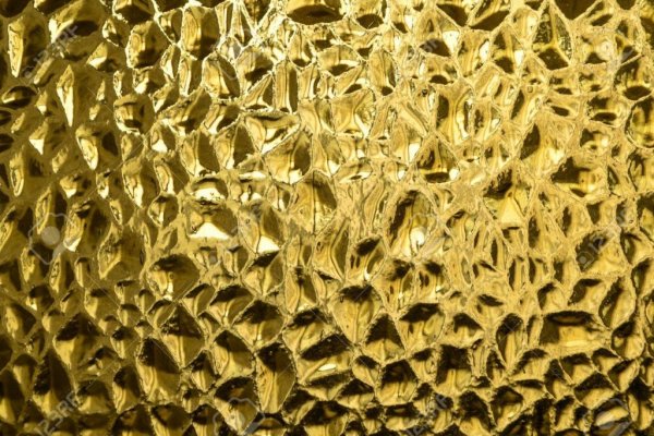 77401494-glas-met-reliëfgolfpatroon-in-de-vorm-van-kleine-putjes-of-holtes-glasgele-of-gouden-...jpg