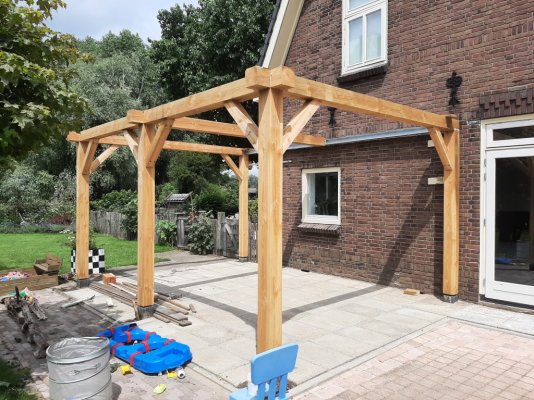 Bejaarden plafond Jolly Wat te doen met de scheuren in de bovenkant van horizontaal geplaatste  (douglas) balken van een pergola | Woodworking.nl