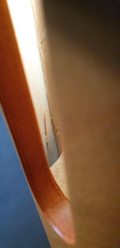 Beschadiging harp binnenzijde (5).jpg Beschadiging harp binnenzijde (5).jpg