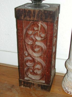 Kolom met houtdecoratie aan 3 zijden uit oude strandpaal.jpg Kolom met houtdecoratie aan 3 zijden uit oude strandpaal.jpg