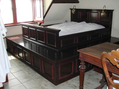 Bed nagebouwd van oud italiaans model van grenen en triplex.jpg Bed nagebouwd van oud italiaans model van grenen en triplex.jpg