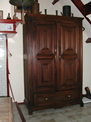 Hang Leg Kast van grenen en triplex.jpg Hang Leg Kast van grenen en triplex.jpg