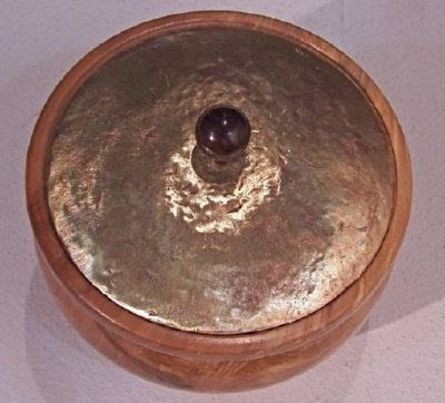 Apple pot with lid top view.jpg