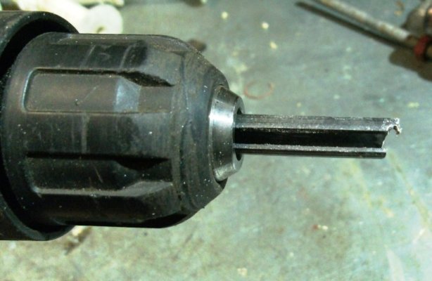 8.mm spanstift bewerkt tot propboor  om schroeven uit te draaien (2).JPG
