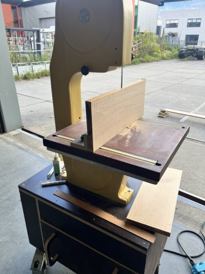 6  Hout zagen voor de deurtjes.jpg