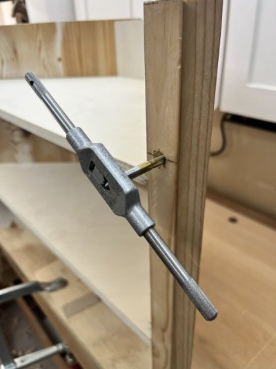 12 Schroefdraad tappen om de paumelles goed vast te kunnen zetten.jpg