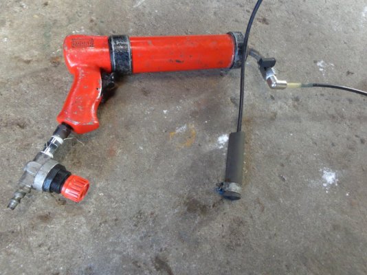 Pneumatische kitspuit omgebouwd voor houtwormbestrijding (3).JPG