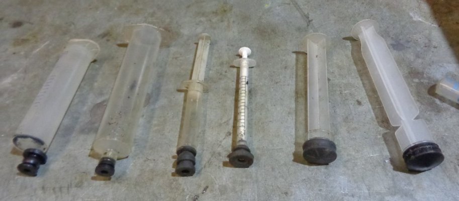 Spuiten voor houtwormgate vol te spuiten met pererolie (3) Ook om vet in dichte  zz lagers te ...JPG