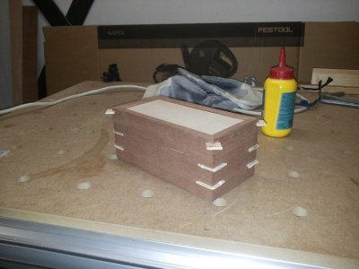 06_hout_lijmen_in_miterkeys.jpg 06_hout_lijmen_in_miterkeys.jpg