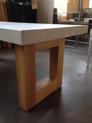 tafel-beton-met-eiken-onderstel3-450x600.jpg
