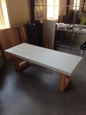 tafel-beton-met-eiken-onderstel1-450x600.jpg