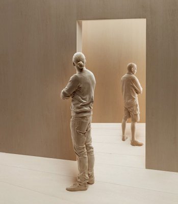 life-like-realistic-wooden-sculptures-peter-demetz-7.jpg