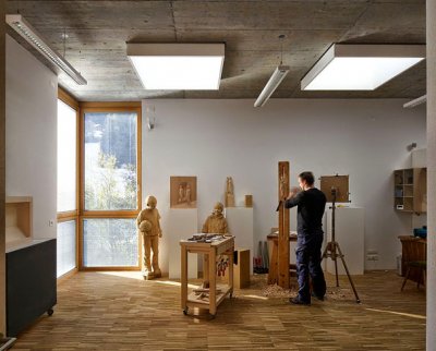 life-like-realistic-wooden-sculptures-peter-demetz-13.jpg