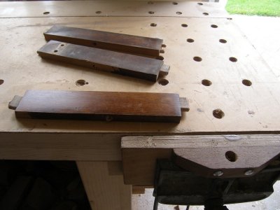 1 Het begin, onderdelen van oude stoelen.jpg 1 Het begin, onderdelen van oude stoelen.jpg