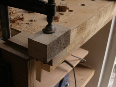 3 Haaks afgezaagd langs een blokje hout als steun.jpg 3 Haaks afgezaagd langs een blokje hout als steun.jpg