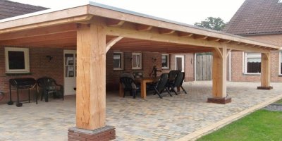 Klassieke-robuuste-veranda-aan-huis-met-plat-dak-en-lichtkoepel-zelfbouw-bouwpakket-lariks-eiken.jpg