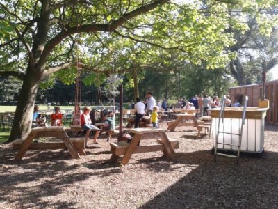 Picknicktafel vroesenpaviljoen.jpg