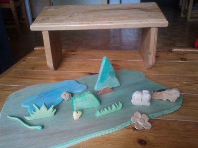 Houten diertjes en krukje.jpg Houten diertjes en krukje.jpg