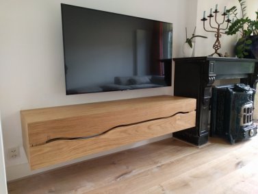 TV-meubel-met-de-boomstam-lijn-in-eiken-Goeters-800x600.jpg