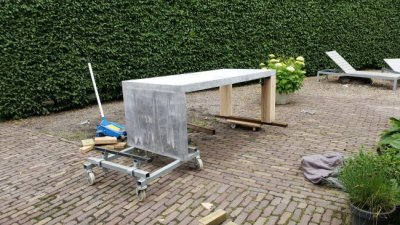 gans Augment woonadres Projectje: Tuintafel beton met 2 houten poten | Woodworking.nl
