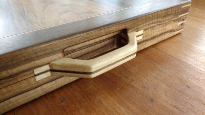 Koffertje detail handvatten.jpg Koffertje detail handvatten.jpg