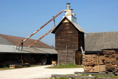 1024px-Silo_fuer_Holzspaene_Holzhandel_Klagenfurt_15102007_01.jpg